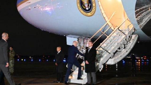جو بايدن يصعد على متن الطائرة في قاعدة أندروز الجوية في ماريلاند، والتي ستقله إلى الشرق الأوسط