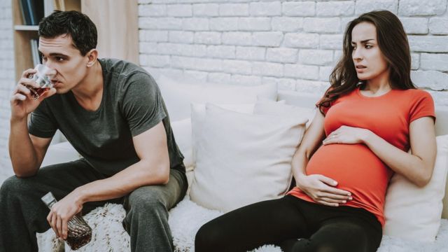 Efectos del alcohol en el embarazo: el estudio que sugiere que el futuro  padre debe dejar de tomar alcohol hasta 6 meses antes de la concepción -  BBC News Mundo