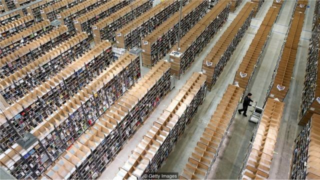 Các hãng bán hàng trực tuyến như Amazon chào mời chúng ta các sản phẩm dựa trên thói quen lướt mạng của chúng ta