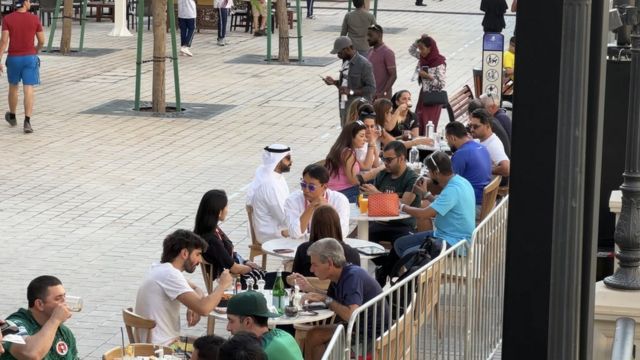 Personas disfrutando en un café en la Perla.