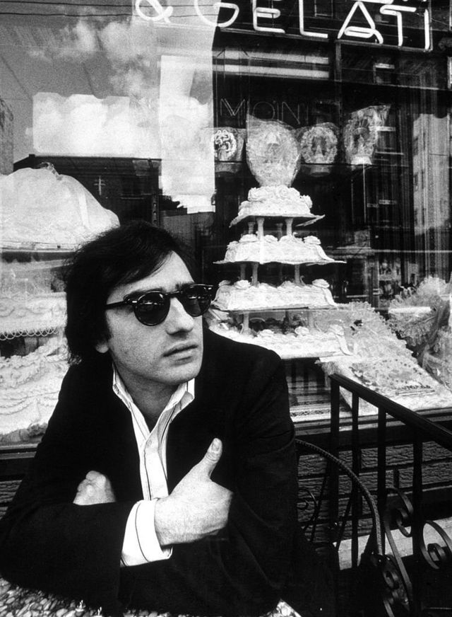 Мартин Скорсезе в кафе на улице Mulberry Street в нью-йоркском районе Маленькая Италия, где происходит действие фильма "Злые улицы". 17 октября 1973 г.