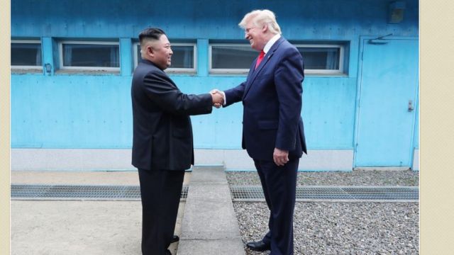 김정은 북한 국무위원장과 도널드 트럼프 미국 대통령이 악수하는 모습이 지난 5월 공개된 북한 화보 '대외관계 발전의 새 시대를 펼치시어'에 실렸다