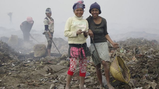 Des chiffonniers trient les déchets à Andralanitra.