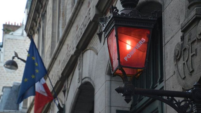Prédio na França com bandeira do país e da União Europeia, além de inscrição com a palavra 'Pompiers', que significa 'Bombeiros'