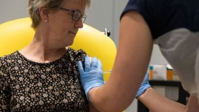 Uji klinis vaksin di Universitas Oxford.