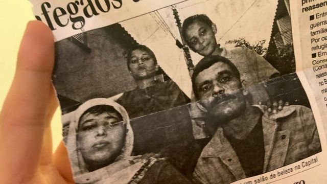 Jornal com foto da família de Nabila