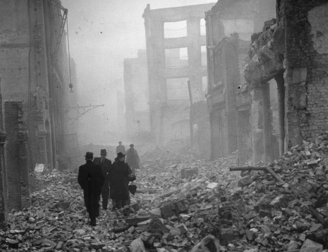 تعرض شارع فور في لندن (في الصورة)لغارات جوية مكثفة لدرجة أنه بحلول عام 1951 تم تسجيل 51 شخصا فقط يعيشون في المنطقة