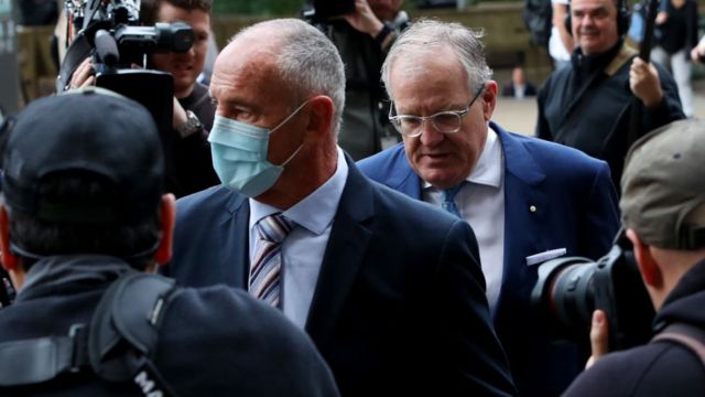 Chris Dawson – photographié portant un masque – devant la Cour suprême de la Nouvelle-Galles du Sud