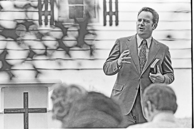 Televangelista americano Jerry Falwell (1933-2007) discursando em evento ao ar livre em Lynchburg, na Virgínia, em 9 de setembro de 1972