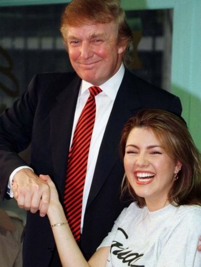 Miss Universo 1996, Alicia Machado de Venezuela, (derecha) es recibida por el empresario Donald Trump durante un entrenamiento en un gimnasio de Nueva York el 28 de enero de 1997