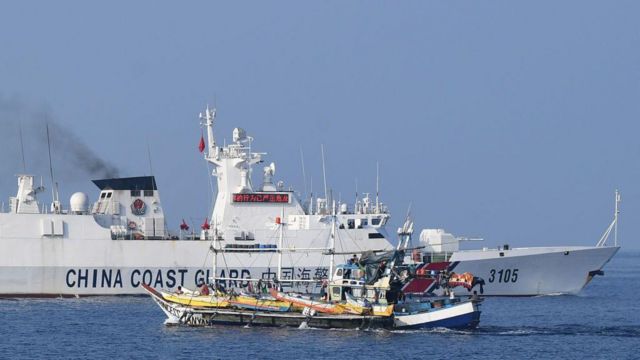 Tàu cá Philippines và tàu Hải cảnh Trung Quốc trên vùng biển tranh chấp. Ảnh chụp tháng 9/2023.