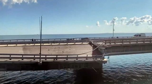 Ảnh chụp từ cảnh quay của Crimea24TV vào ngày 17/7/2023 cho thấy cây cầu Kerch nối Crimea với Nga đã bị hư hại nặng nề sau một cuộc tấn công 
