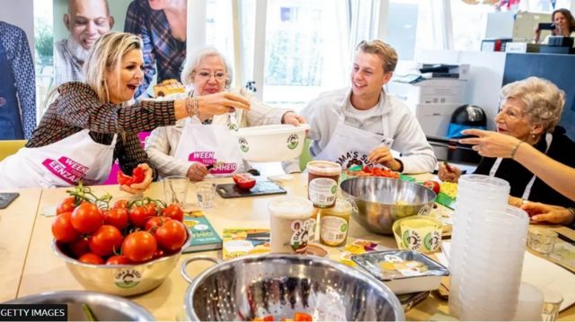 حضور ملکه ماکسیما در گروه سوپ مادر‌بزرگ، دور‌همی آشپزی که داوطلبان پیر و جوان را دور هم جمع می‌کند    