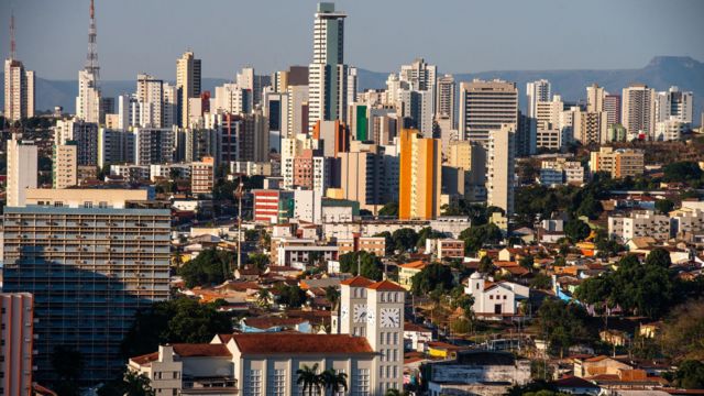 Prédios em Cuiabá durante o dia 