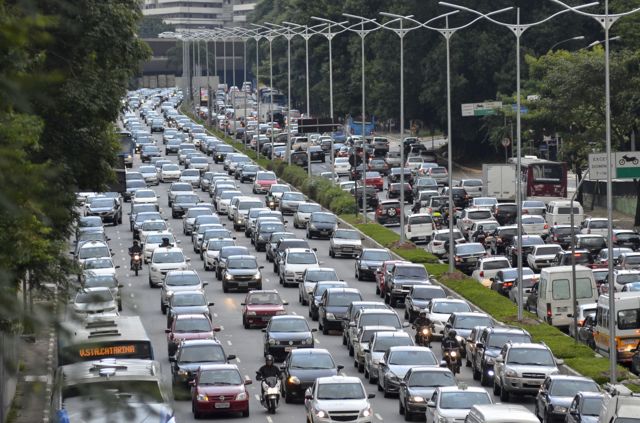 Trânsito de automóveis