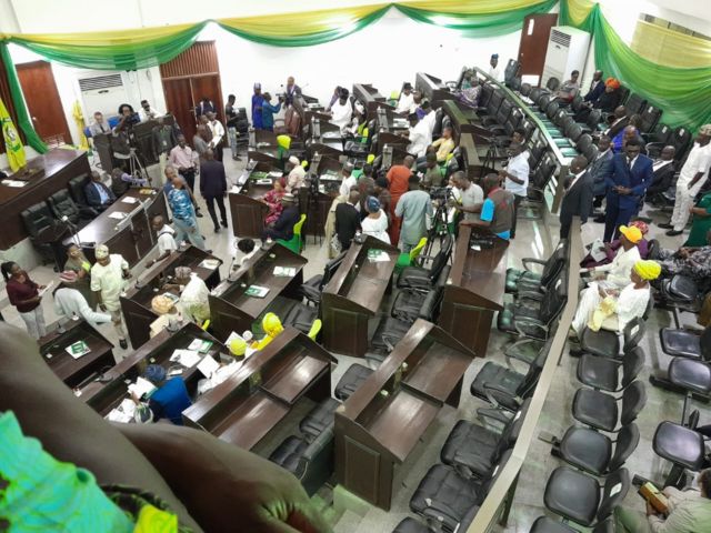 Ogun Assembly Wo Adarí Ilé ìgbìmọ̀ Aṣòfin Tuntun ìpínlẹ̀ Ogun Oluomo àti ìgbákejì Rẹ̀ Latifat 7613