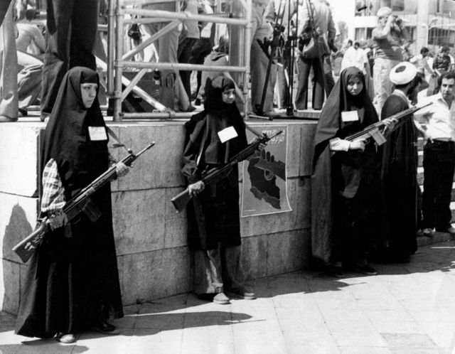 در اوایل انقلاب، معنای «حجاب اسلامی» برای همگان یکسان نبود و در ارتباط با مد مورد نظر حکومت، ابهامات زیادی داشت