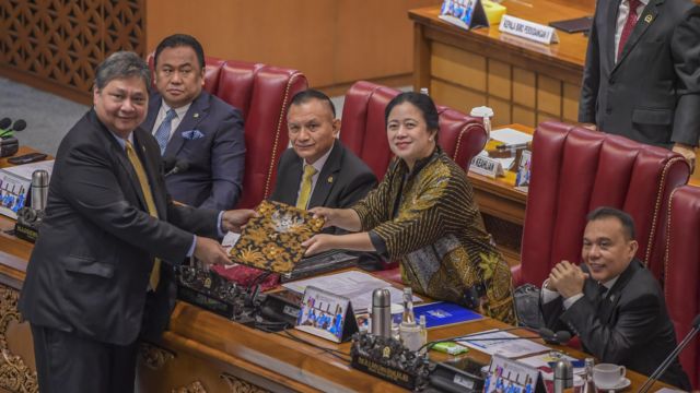 Menteri Koordinator Bidang Perekonomian Airlangga Hartarto (kiri) memberikan dokumen pandangan pemerintah kepada Ketua DPR Puan Maharani (kedua kanan) disaksikan Wakil Ketua DPR Rachmat Gobel (kedua kiri), Lodewijk Freidrich Paulus (tengah) dan Sufmi Dasco Ahmad (kanan) saat Sidang Paripurna DPR ke-19 Masa Persidangan IV Tahun Sidang 2022-2023 di Kompleks Parlemen, Senayan, Jakarta, Selasa (21/3/2023).