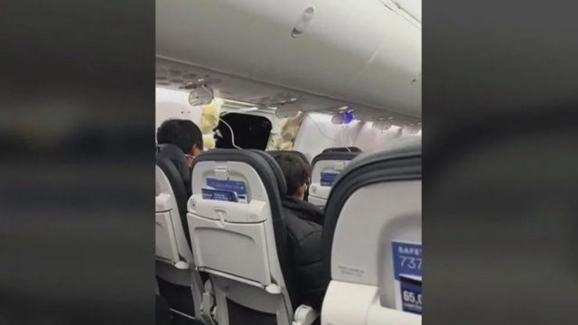 Uma foto tirada dentro do avião afetado durante o incidente