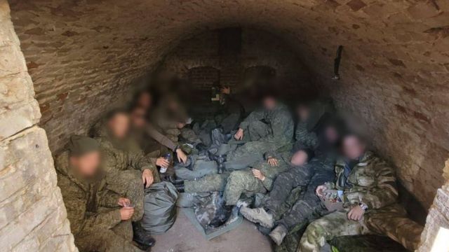 Savaşmayı reddettiği için mahzene kilitlenen bir grup Rus askeri 