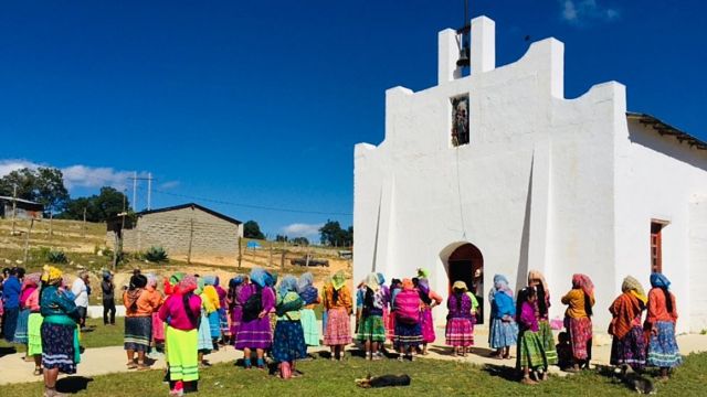 Fieles frente a una iglesia en la Sierra Tarahumara
