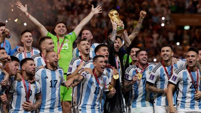 Thành công rực rỡ của Argentina không chỉ trên đất nước mà còn trên trường quốc tế, khi họ giành chiến thắng tại World Cup. Đón xem hình ảnh của đội tuyển này và cảm nhận vinh quang của họ sau khi giành được chiếc cúp danh giá này!