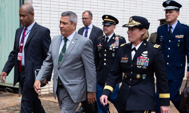 Laura Richardson caminhando com o o então ministro da Defesa, Walter Braga Netto, e outras pessoas em 2021