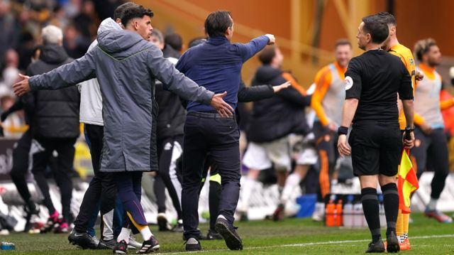 Wolves players and staff remonstrate with officials during Leeds United match