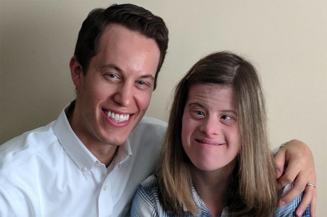 Geneticista médico americano Brian Skotko com sua irmã Kristin
