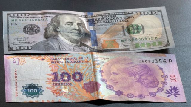Notas de dólar americano e peso argentino