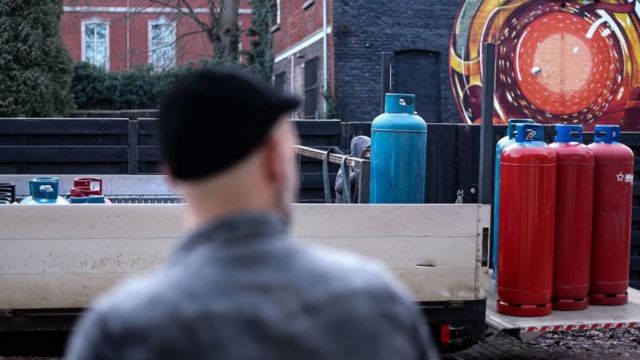 Бельгийский стеклодув принимает доставку баллонов с пропаном. Рост цен на газ после российской агрессии вынудил его закрыться на три месяца
