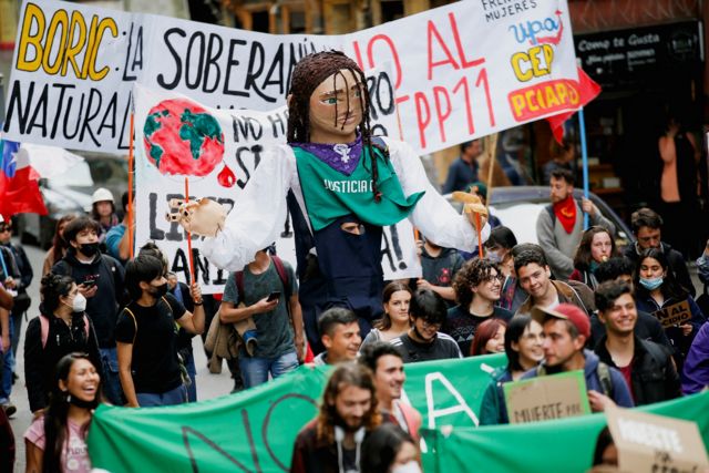 Manifestantes participam de protesto contra mudança climática em Valparaíso, Chile, 23 de setembro de 2022