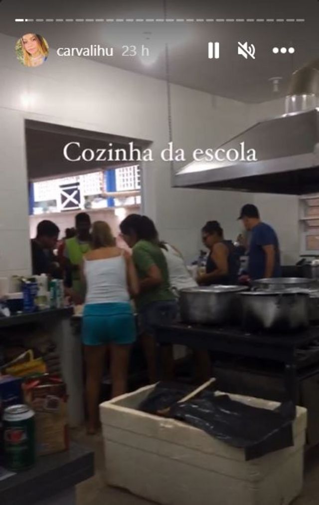 Reprodução do Instagram de Maria Eduarda Carvalho retrata cozinha de escola que virou abrigo