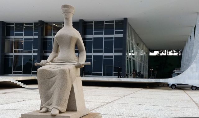 Estátua da Justiça em frente ao prédio do STF