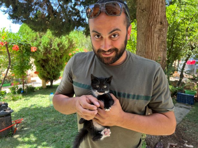 Issam Abdallah'ın arkadaşları, onun kedileri çok sevdiğini söylüyor