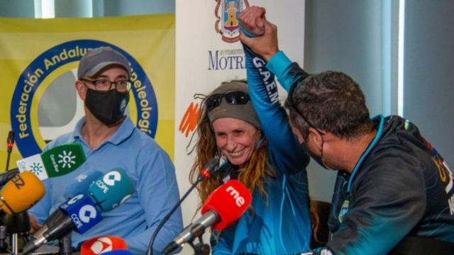 تیم پشتیبانی خانم فلامینی می‌گوید که او رکورد جهانی را برای «طولانی‌ترین زمان برای گذراندن در غار» شکسته است