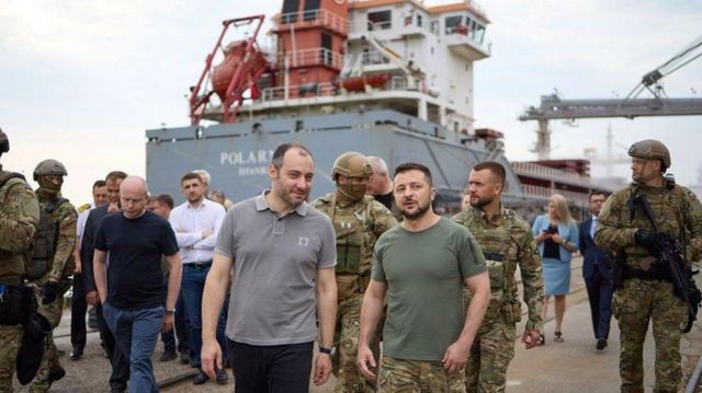 Zelenskiy tahıl yüklü ilk geminin kalkacağı Odessa limanını ziyaret etti