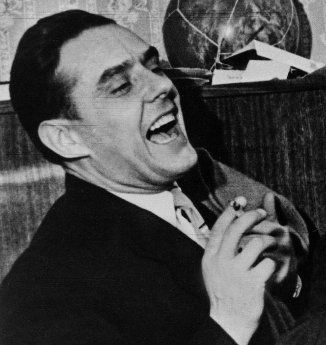 Vladimir Komarov sorrindo com cigarro na mão