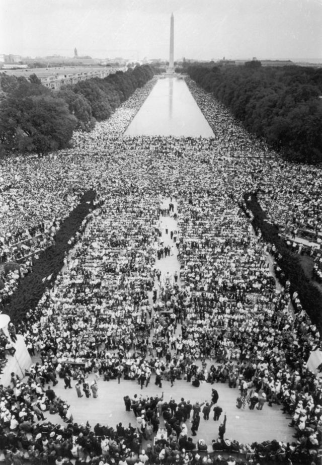 Imagen de las multitudes en los alrededores del monumento a Lincoln en 1963