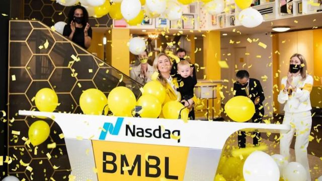 Whitney Wolf Herd durante el lanzamiento de Bumble en Nasdaq