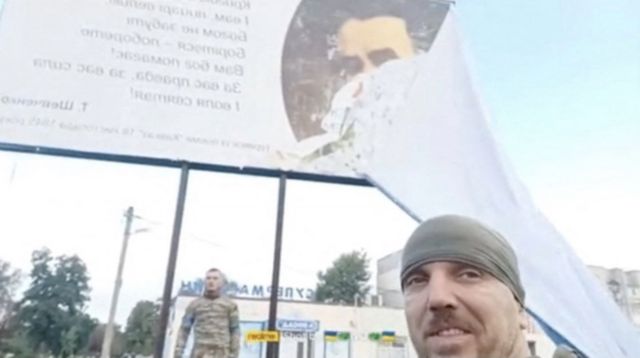 Posteri yırtan Ukrayna askerleri