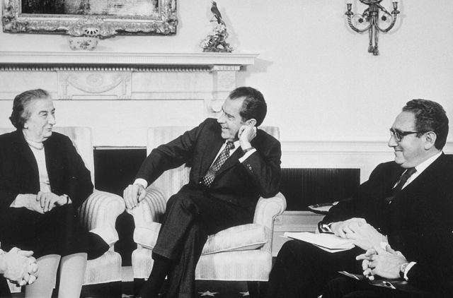 La primera ministra israelí, Golda Meir, en una reunión con el presidente estadounidense Richard Nixon y su secretario de Estado, Henry Kissinger. 