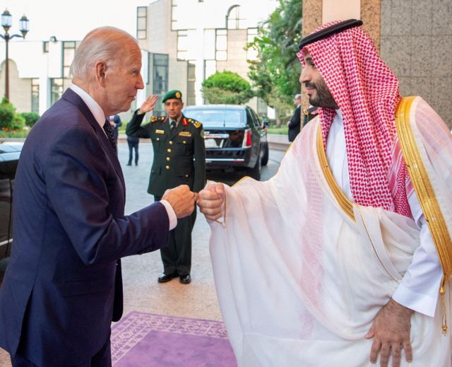 مصافحة بين ولي العهد السعودي الأمير محمد بن سلمان و الرئيس الأمريكي جو بايدن بقبضة اليد - صورة أرشيفية 