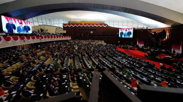 Presiden Indonesia Joko Widodo (di layar C) menyampaikan pidato di gedung parlemen di Jakarta, 16 Agustus 2023, menjelang Hari Kemerdekaan negara.