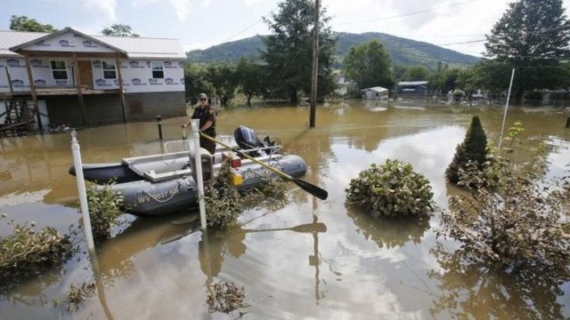 Rescatistas buscan sobrevivientes en las calles de Virginia Occidental.