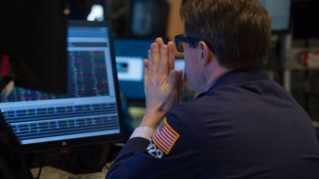 Un hombre en la bolsa de Wall Street
