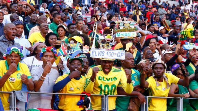 Des spectateurs dans la foule applaudissent lors du match de football amical international entre l'Afrique du Sud et le Mali au stade Nelson Mandela Bay, à Port Elizabeth, le 13 octobre 2019.