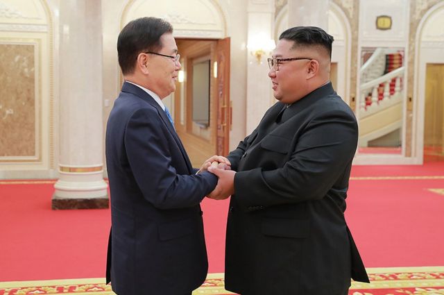 대북 특별사절단 단장인 정의용 국가안보실장이 5일 북한 노동당 본부청사에서 북한 김정은 국무위원장을 만나 악수를 나누고 있다