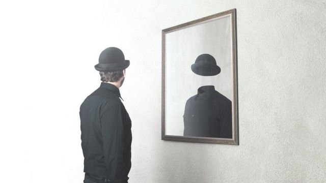Ilustração de homem sem rosto em frente ao espelho