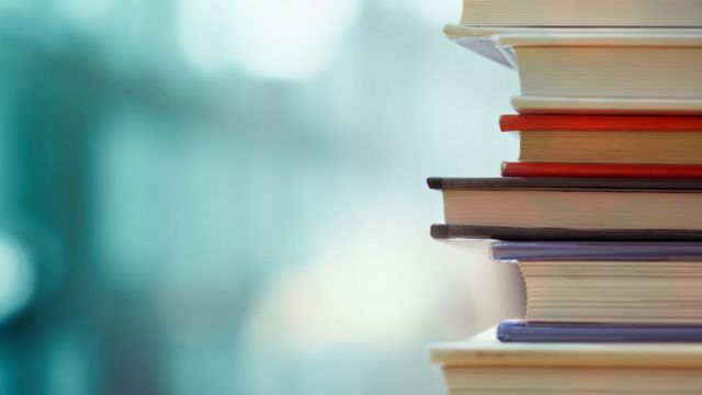 Libros apilados.